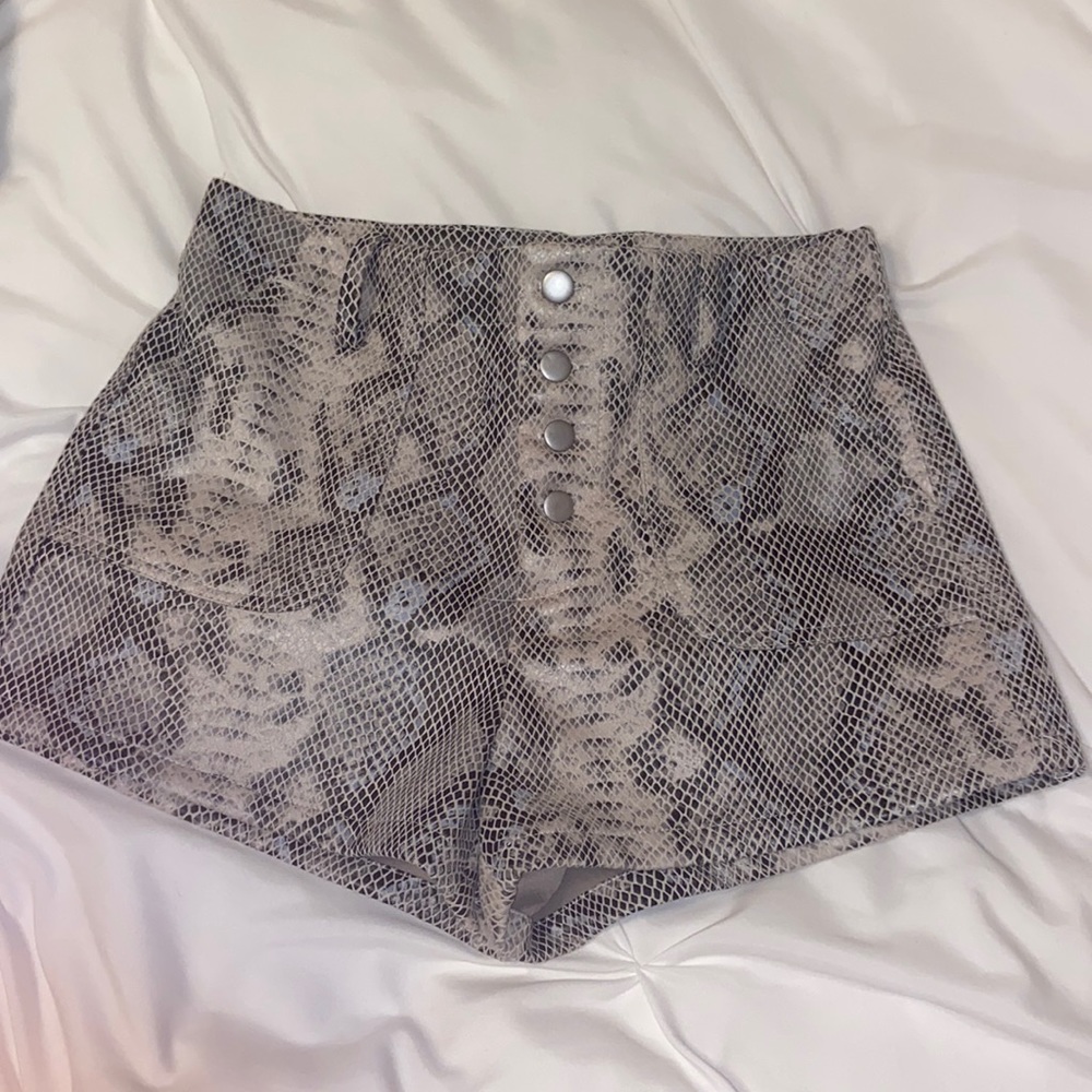 snakeskin button up shorts M